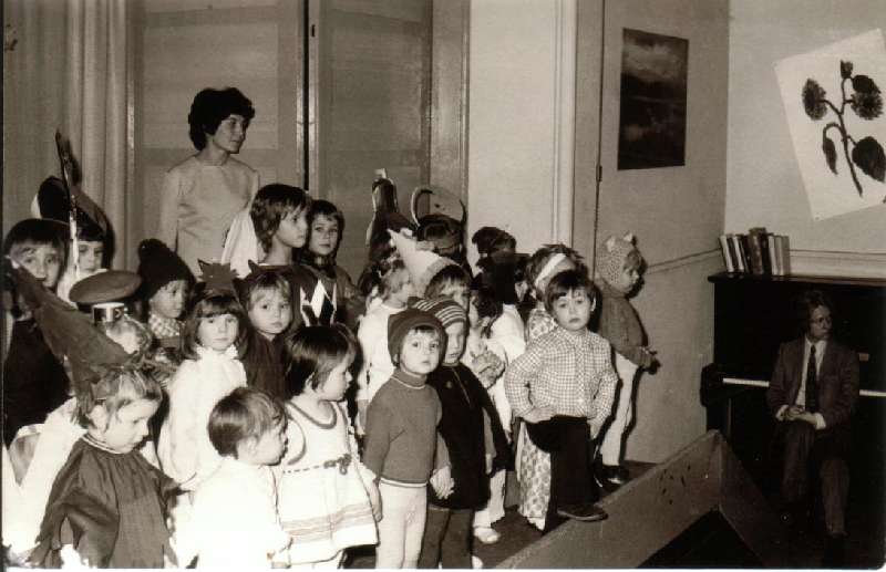 Claus im Kindergarten unter Kinder 2
